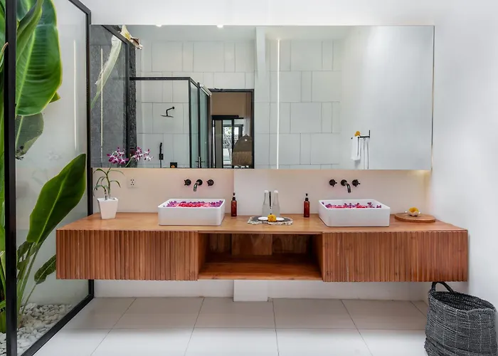 Giraffe Seminyak, 4br Short Walk To Potato Head سمينياك
