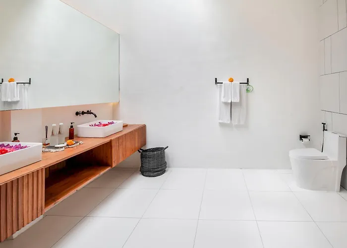 Giraffe Seminyak, 4br Short Walk To Potato Head *